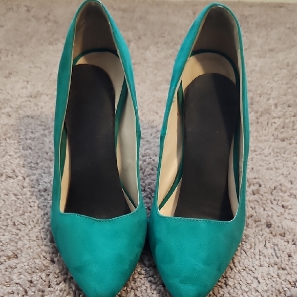 Green High Heels with Pointed Toe and Smooth Finish - Picture 1 of 3